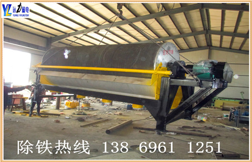 一.永磁筒式磁選機的磁選粒度  　　半逆流永磁筒式磁選機適用于礦石粒度在0～0.2mm的粗選和精選;順流永磁筒式磁選機適用于粒度在0～0.5mm的粗選和精選;逆流槽永磁筒式磁選機適用于礦石粒度為0～0.6mm的粗選和掃選.  　　濰坊遠力生產(chǎn)的永磁筒式磁選機采用磁性較高的稀土釹鐵硼磁塊和鐵氧體磁塊組成復合磁系,具有磁場強度高,磁力大,不容易退磁的主要特性,因此,性能可靠穩(wěn)定,生產(chǎn)能力大,適應能力強,是一家不錯的選礦磁選設備.  　　二.永磁筒式磁選機磁選結構  　　永磁筒式磁選機主要由氣缸,托輥,毛刷輥,磁系統(tǒng),油箱,傳動部分6個部件.圓筒由2-3mm不銹鋼板焊成筒,端蓋為鋁合金鑄件或工件,用不銹鋼螺釘和桶連接.電機或直接通過減速無極變速電動機,驅(qū)動缸,磁性輥和刷輥作旋轉運動.磁系為開放式磁系,裝在氣缸和裸露的全磁磁鐵用不銹鋼螺栓裝在磁軛的地板,出缸叉軸,軸固定有拐臂.  　　三.永磁筒式磁選機的磁場強度  　　永磁筒式磁選機低磁場強度采用分離鐵顆粒散裝物料,它也可以用來除去或豐富干礦物質(zhì)含量的強磁性：礦石后淤漿罐入罐后,自來水管水進入水箱的礦物顆粒的影響下的磁場的作用,磁性礦物顆粒的磁極運動磁聚發(fā)生,并且被吸引到氣缸(磁選機)沿氣缸的旋轉方向交替的磁極的極性,并在工作中,被固定交替的磁極的磁力攪拌產(chǎn)生的現(xiàn)象的非磁性礦物中,由于關閉,并在氣缸的內(nèi)表面的吸最終濃縮物.磁性的鼓分離器濃縮沿磁性圓筒的邊緣到最弱的上面的磁系統(tǒng),在卸荷作用的沖洗水噴霧排入精礦槽中,如果是全磁磁輥,刷輥,卸礦是開展.非性或弱磁性礦物被留漿在泄流槽,即是尾礦.