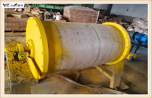 　　采用永磁滾筒的強(qiáng)磁處理碳酸鈣水效果顯著,高爐冷卻系統(tǒng)對于高爐正常生產(chǎn)和長壽至關(guān)重要.如果冷卻水有問題,在冷卻器水管內(nèi)部沉淀雜質(zhì)或結(jié)垢或被腐蝕,那么這些部位就會產(chǎn)生局部過熱現(xiàn)象,造成溫度的上升,無論冷卻器在設(shè)計(jì)上多么合理,終究擺脫不了被燒壞的命運(yùn).那什么能夠解決的這種棘手的問題呢?那就是永磁滾筒,接下來就由濰坊遠(yuǎn)力小編給大家介紹一下永磁滾筒如何運(yùn)用技術(shù)著手處理高爐循環(huán)冷卻水的. 　　采用永磁滾筒的強(qiáng)磁處理循環(huán)冷卻水可抑制碳酸鈣沉淀的生成,使得原來附著在管壁上的舊垢明顯脫落.經(jīng)過對試驗(yàn)數(shù)據(jù)的整理分析,得到磁化防垢效果的最佳方案為磁場強(qiáng)度為34000 Gs.磁處理能夠起到降低pH值的作用.冷卻水的pH值隨著時(shí)間的延長而增加,pH 值的增大將有助于垢的生成.研究表明永磁滾筒中的磁處理能夠減緩pH值的增長速度,故能起到防垢抑垢的作用.水樣靜止12h后pH值的變化規(guī)律與試驗(yàn)進(jìn)行中類似,說明磁處理具有“記憶效應(yīng)”.隨著時(shí)間的增加.水溫的升高,經(jīng)過磁場強(qiáng)度34000Gs處理的循環(huán)水的電導(dǎo)率下降的時(shí)間推后,使析出晶核的時(shí)間延長,抑制沉淀的產(chǎn)生