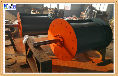 　　1.廢鋼磁選機(jī)-鋼渣磁選機(jī)的概述  　　專門設(shè)計(jì)用于廢鋼、鋼渣選鐵、廢舊金屬選鐵，直接還原鐵廠選鐵，鑄造車間選鐵等各種冶金渣選鐵。  　　2.廢鋼磁選機(jī)-鋼渣磁選機(jī)的技術(shù)特點(diǎn)  　　2.1.采用上吸式安裝方式，吸起大塊鐵件